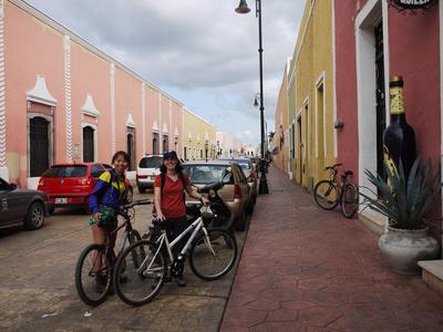 Trying and failing to return our rental bikes in Valladolid. Opening hours were a bit erratic.