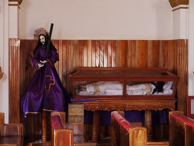 The figure of Jesus lying in a coffin was also new to us, but it seems to be rather common around here