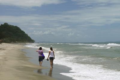 Beachcombing at Triunfo de la Cruz, with Alisa and Daryl