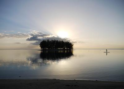 Unnamed motu and paddleboard. Hauru, Moorea