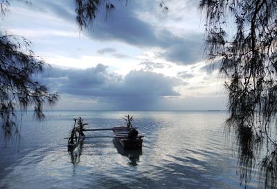 Pirogue, all decked out. Hauru, Moorea