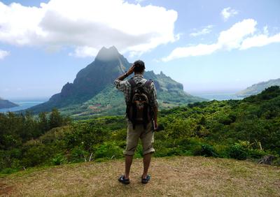 Opunohu on the left, Baie de Cook on the right.