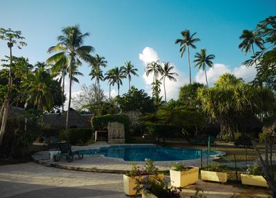 Hotel Hibiscus, our digs on Mo'orea. It was the kind of place we like - quiet with just a handful of bungalows and rooms, a small beach, a small pool, a decent restaurant, and easy access to services. The beach out front is not great for swimming, but spectacular for sunsets.