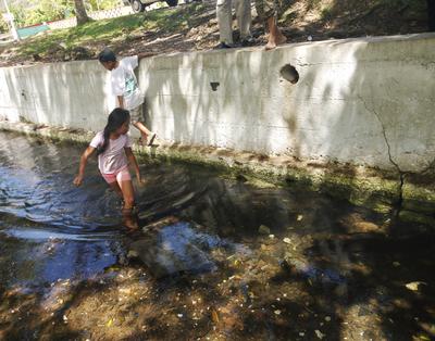 At the height of dry season, the eels were cornered in a tiny shallow pool in an otherwise dry canal, clambering over each other, barely able to move. It looked as if any day now the canal will dry out completely, and Faie will lose its only tourist attraction. In the wet season however the canal overflows, and the eels can be found swimming clear across the road.