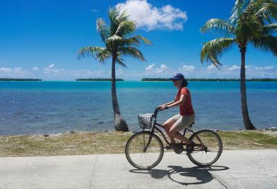 After stopping for a drink in the island's only restaurant (Rotui fruit juice, what else?) we continued the circle-island tour