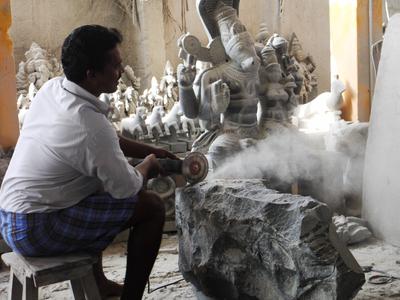 We stopped at a roadside stone carving workshop / academy.