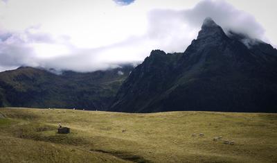 I think this peak is called la Pique (the pike)