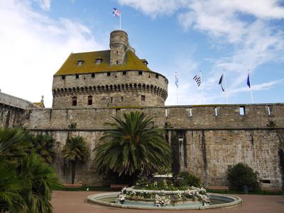 A short ferry crossing from Dinard landed us in the amazing "City of Corsairs" - Saint Malo.