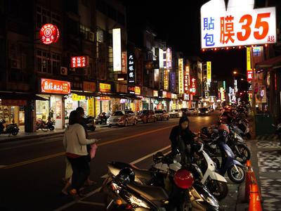 Hualien at night. Plenty of shopping, including.. a Roots Canada outlet?!