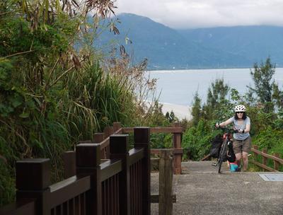 Climbing out from Qixingtan. We were surprised to see stairs in a popular and well-known cycling route, but at least they had ramps installed.