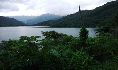 Still at Liyu Lake (Ron insisted). Getting a bit late, but we'll make it to Fenglin before dark... right?