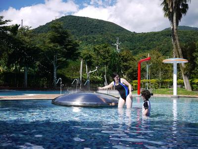 Right next to the mineral pools, a fun spray pool with "normal" water.