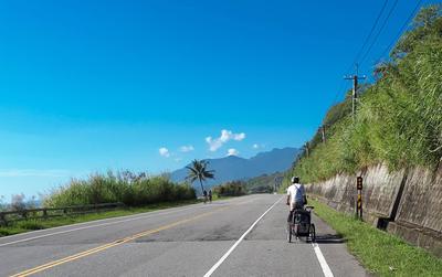 Starting the ride south from Changbin to Dulan - a longer day (by our standards) of easy riding along the coastal highway.