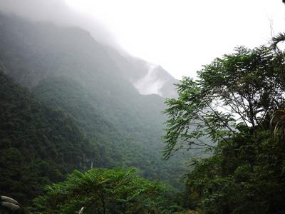 The mountains towering over, disappearing into the clouds. That's the "wow" factor of Taroko, for me anyway. It's virtually impossible to capture this sensation in a photo.