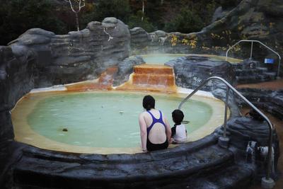 What's in Hakone? There are various hot springs, including this water park style place called Yunessun Spa And Resort, which was a big hit.