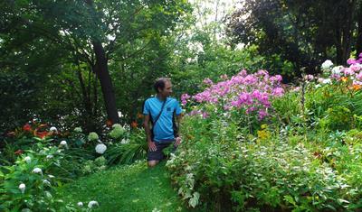 We stayed at a place called Gîte Au pied du Courant, run by an artist who spends half the year in Africa and half here in Mont-Laurier. Ron is a sucker for really lush gardens, so this was a pleasant surprise. <br/> There was enough room on the lawn for some novice jiu-jitsu practice as well.