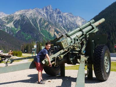 That’s a big gun! The road through Rogers Pass is very prone to avalanches, and the way they keep it open year-round is by blasting the surrounding mountain faces with artillery. This howitzer is (presumably) already retired.