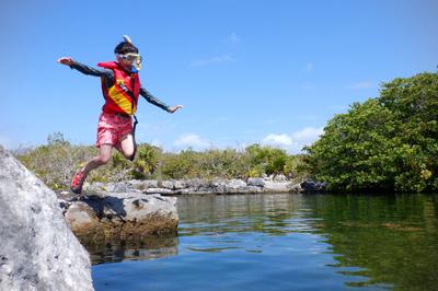 Jumping into bodies of water, part 2: Laguna Yal-Ku