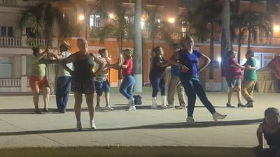 Informal dance practice, Cozumel town square